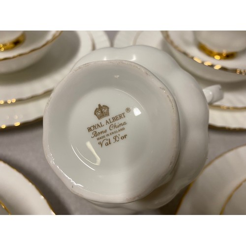 171 - Selection of Royal Albert Val D'or tea ware.