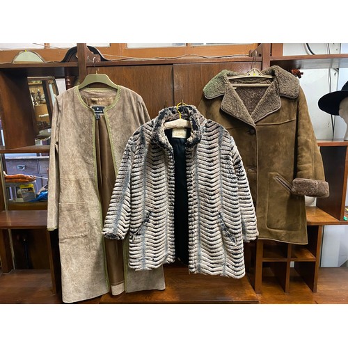 661 - 3 x vintage ladies coats.