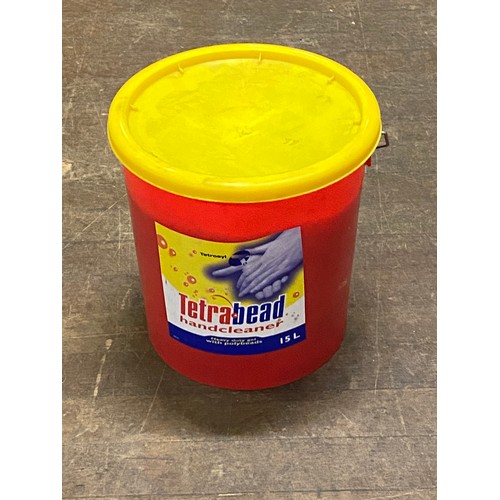 672 - 1.5l tub of Tetrabead hand cleaner.