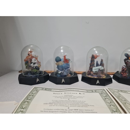 3 - 6 x Star trek sculptures in glass domes - Space station k-7, galileo shuttlecraft, s.s. botany bay, ... 