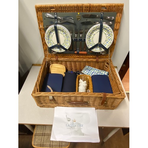 54 - Original picnic at Ascot English style willow picnic basket with service for 4.