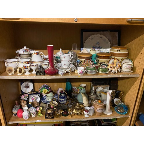 70 - 2 shelves of vintage collectables to include tea ware etc.