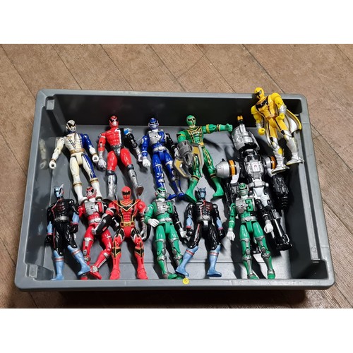 112 - 12 x Power Rangers figures.