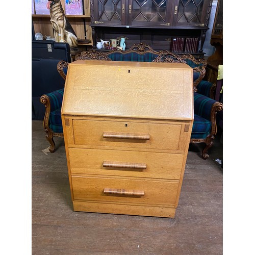 114 - Vintage solid oak writing bureau.
100cm h x 72cm l x 40cm d