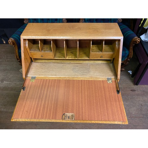 114 - Vintage solid oak writing bureau.
100cm h x 72cm l x 40cm d