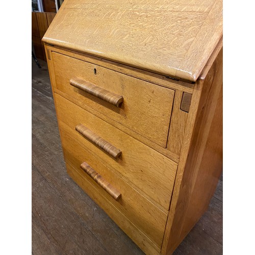 114 - Vintage solid oak writing bureau.
100cm h x 72cm l x 40cm d