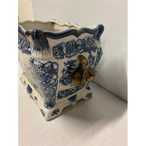 216 - Blue and white oriental planter with gilt handles.
25cm x 33cm