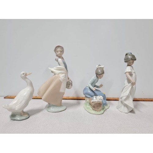 488 - 4 x Nao figurines.
Tallest 25cm