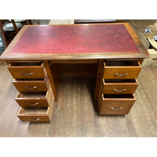 126 - oak 8 drawer leather top kneehole desk.L 137cm H 77cm D 76cm.