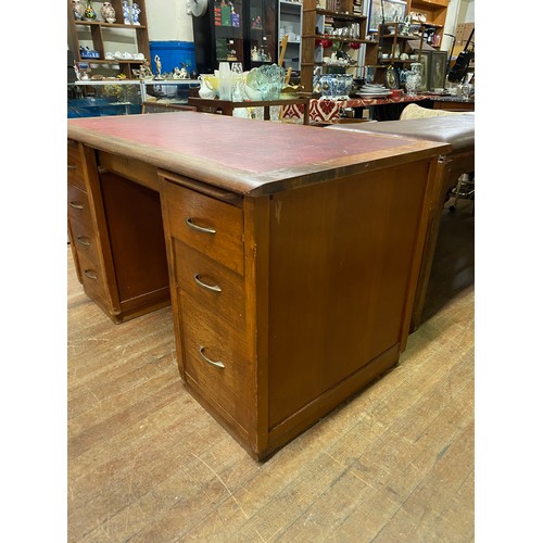 126 - oak 8 drawer leather top kneehole desk.L 137cm H 77cm D 76cm.