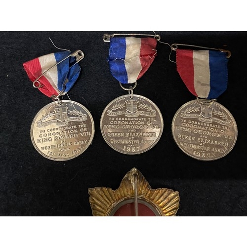 175 - 3 coronation medals & brooch