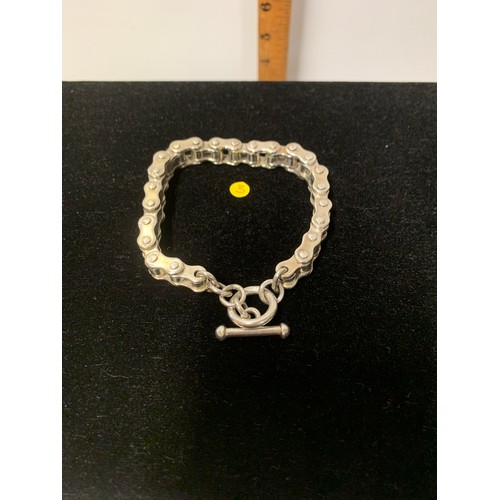 100 - Very heavy hallmarked silver bike chain style bracelet with T-bar fastening.