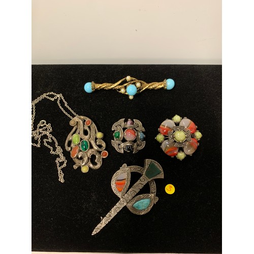 102 - Selection of vintage Miracle jewellery - 4 x brooches 1 x necklace.