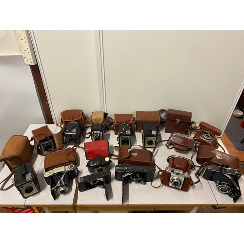 21 - Large collection of vintage cameras to include Brownie & Coronet etc.