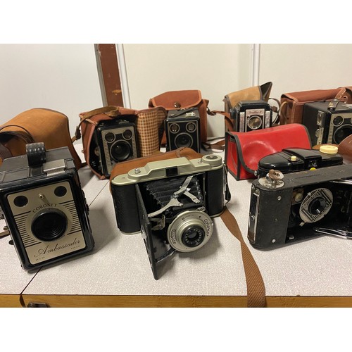 21 - Large collection of vintage cameras to include Brownie & Coronet etc.