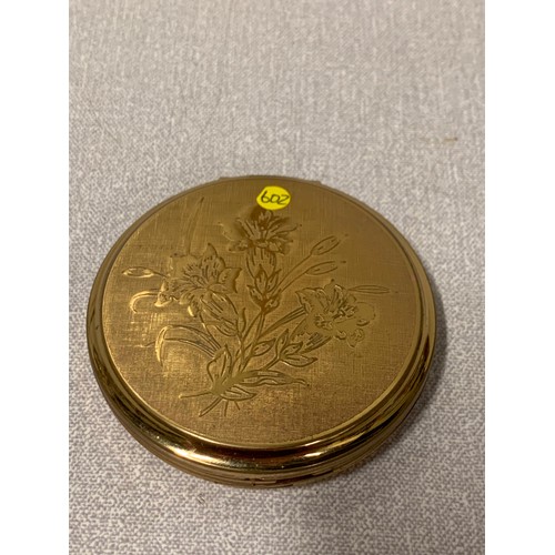 100 - 2 x vintage Stratton compacts - both with floral design.