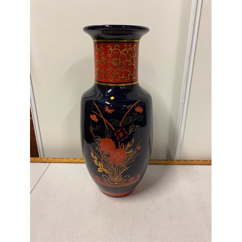 53 - Large Chinese vase.
46cm high