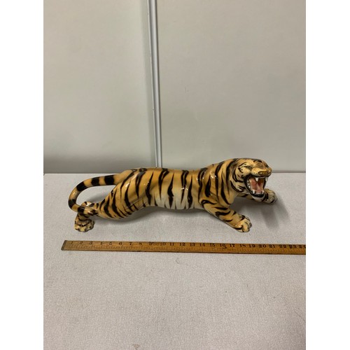 71 - Large mid century tiger ornament. hairline crack to 1 back leg.
56cm l