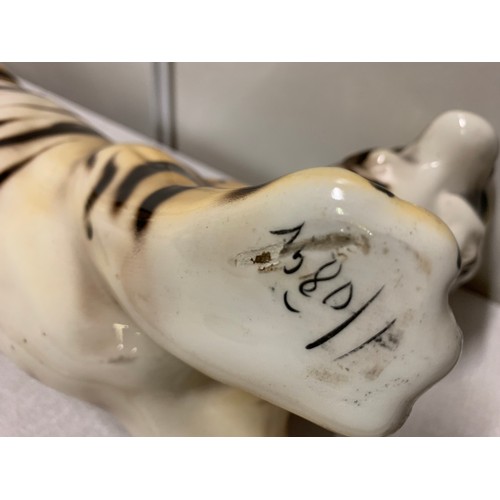 71 - Large mid century tiger ornament. hairline crack to 1 back leg.
56cm l