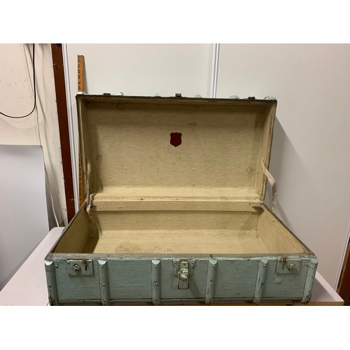 91 - Large vintage travel trunk.