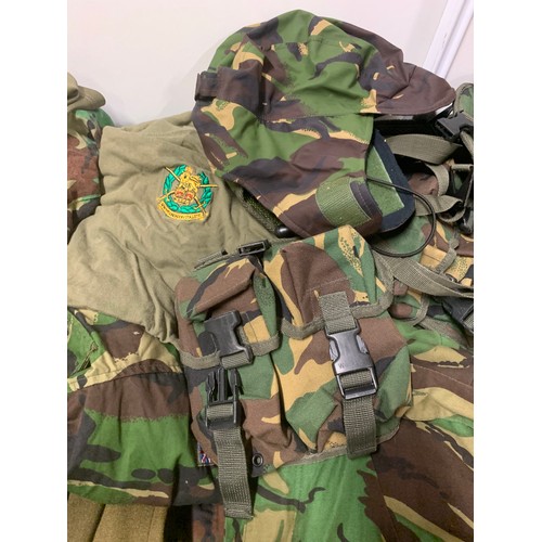 216 - Selection of military/cammo clothing. approx. 40 pieces