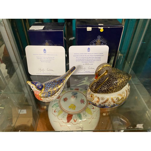 193 - 2 x Royal Crown Derby paperweights - black swan and bluebird.
Largest 10cm x 13cm