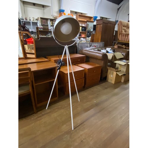 35 - Modern white tripod style spot light/lamp.