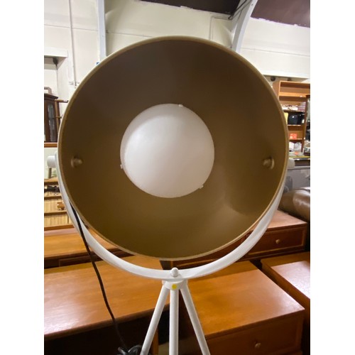 35 - Modern white tripod style spot light/lamp.