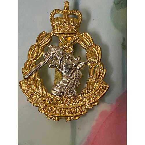 86 - 34 British military cap badges.