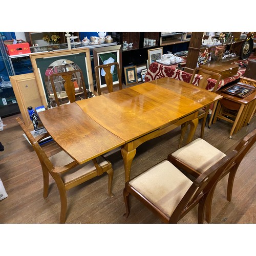 372 - Vintage extending dining table with 6 chairs.