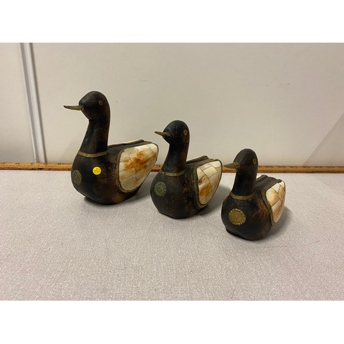 39 - Set of 3 vintage wood and bone duck figures.
Tallest 15cm h