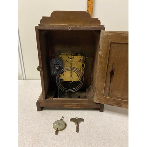 142 - 1930's/40's German made CB Mantle clock with key and pendulum. Spares of repairs.
38cm h