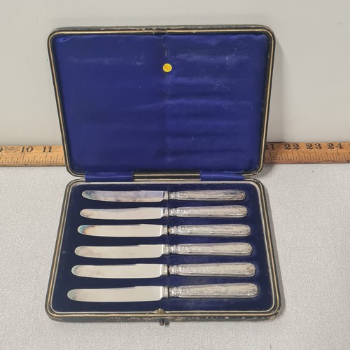 91 - Set of 6 hallmarked silver handled knives in fitted case.