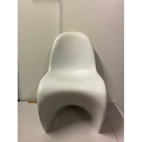 23 - Retro white moulded plastic Vitra Panton style chair.