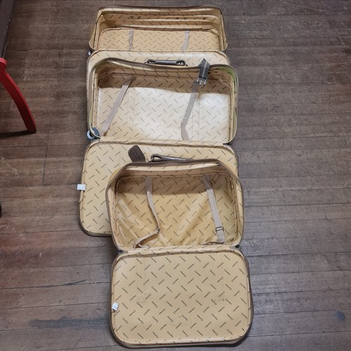 148 - Vintage set of Carlton International suitcases.