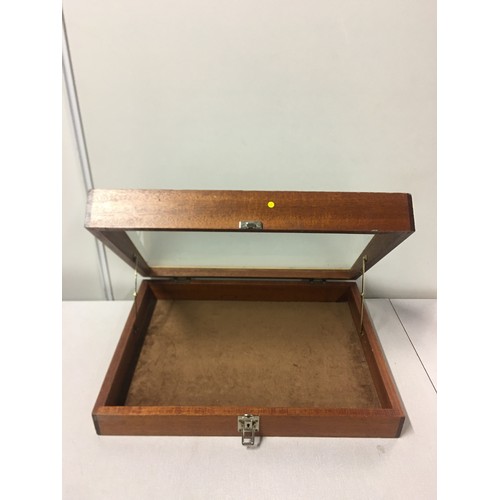 388 - Table top display cabinet.
54cm x 40cm