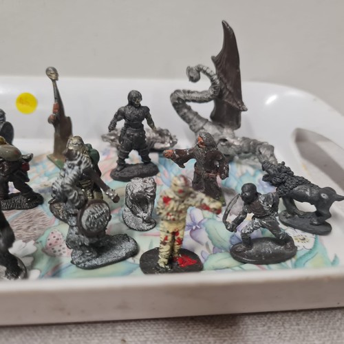 284 - Collection pewter figures to include Ral Partha Dungeons and Dragons etc. .