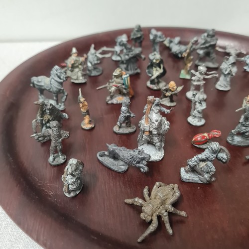 285 - Collection pewter figures to include Ral Partha Dungeons and Dragons etc. .