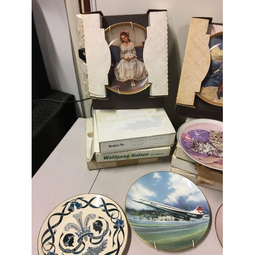 465 - Large collection of decorative wall plates to include Bradford Exchange Norman rockwell etc.