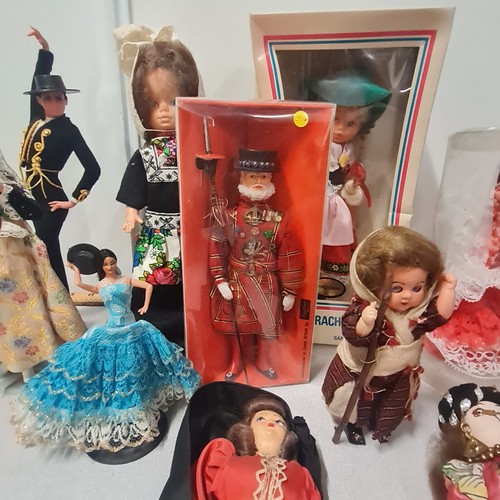 318 - Selection of vintage dolls to include boxed Peggy Nisbet beefeater etc.