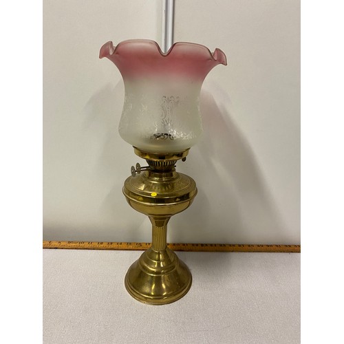 80 - Vintage brass oil lamp with glass tulip vase.
48cm h