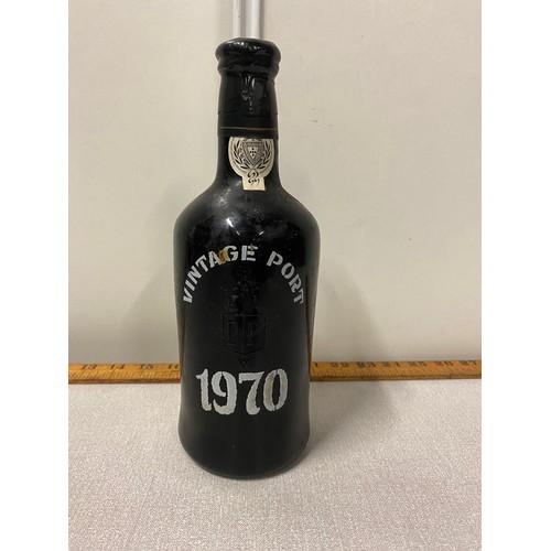 400 - Bottle of Royal Oporto vintage port 1970. Bottled in 1972