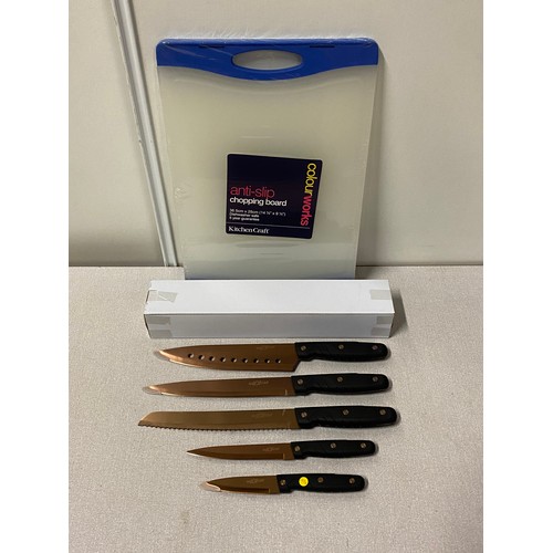 122 - New 5 piece Maxx Star knife set and chopping board.