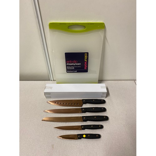 250 - New 5 piece Maxx Star knife set and chopping board.