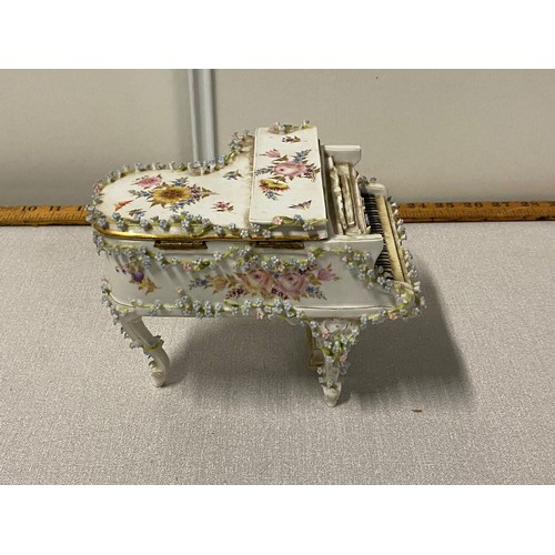 58 - Hand Painted Meissen grand piano ornament with delicate floral decoration.
15cm h x 15cm l x 22cm d