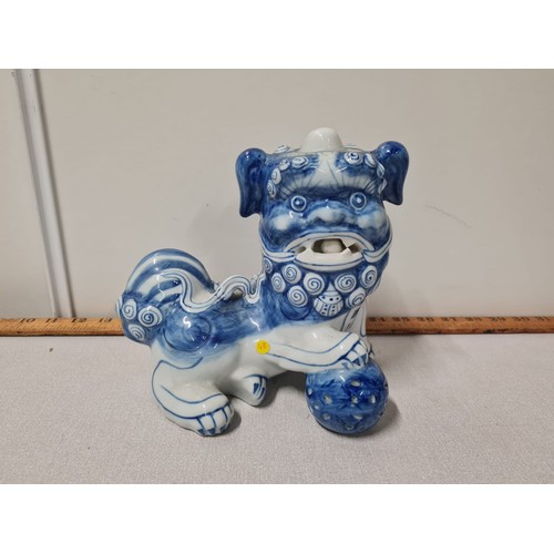 31 - Vintage Regency Ironstone foo dog.
22cm x 20cm