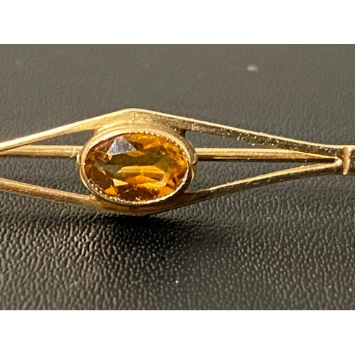 104 - 9ct Gold and yellow tourmaline brooch.