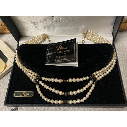 431 - selection of mixed pearls to include lotus etc