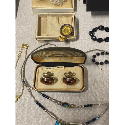 430 - selection of costume jewellery to include box of earings etc