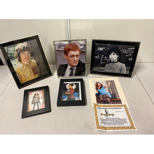 122 - 6 x signed Dr. Who photographs Catherine Tate and Freema Agyeman etc.